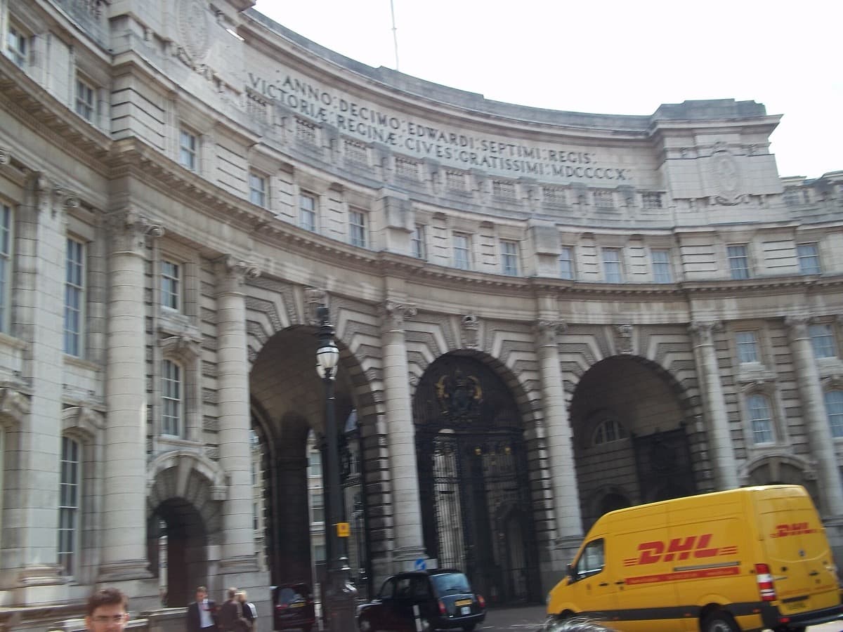 The curved stone front of Admiralty Arch at the end of the Mall