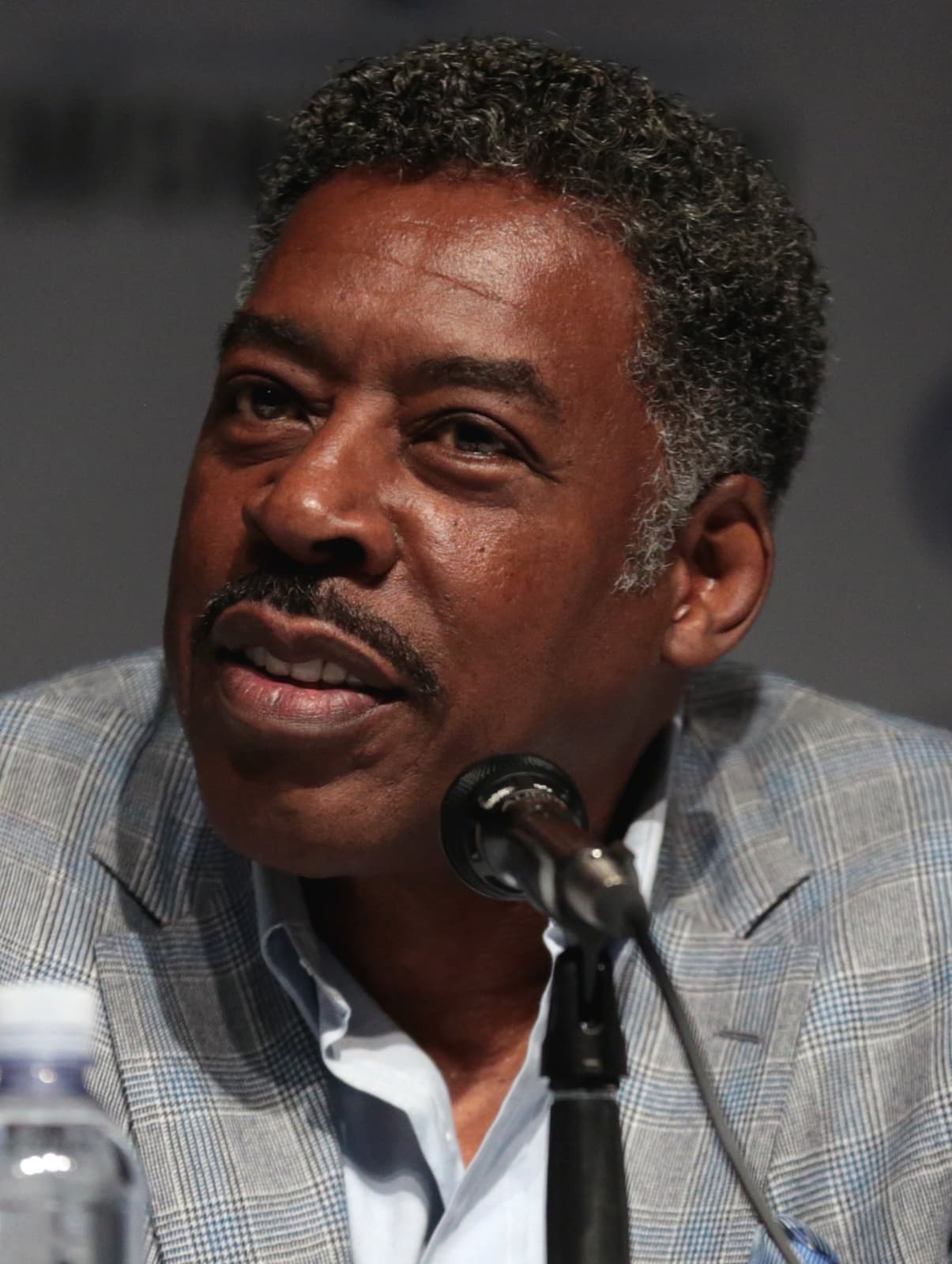 Ernie Hudson speaking into a microphone