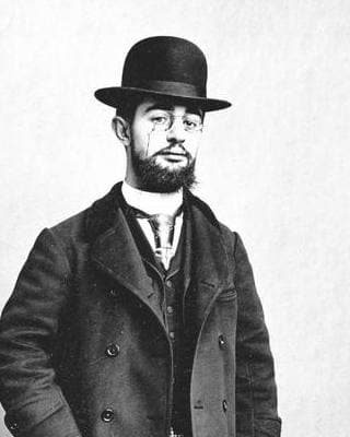 A black-and-white photograph of Toulouse-Lautrec in a bowler hat and heavy coat
