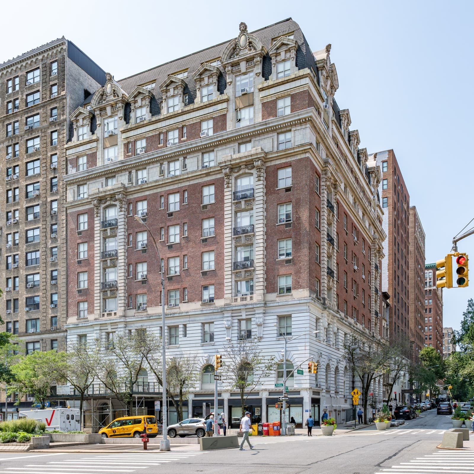 An eleven-storey Beaux-Arts building of brick and limestone with a mansard roof on a Manhattan corner