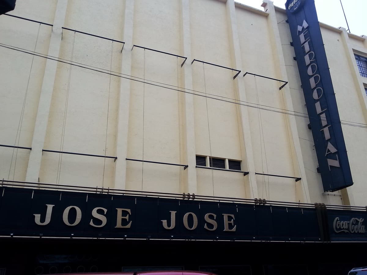 The front of Teatro Metropólitan with its marquee