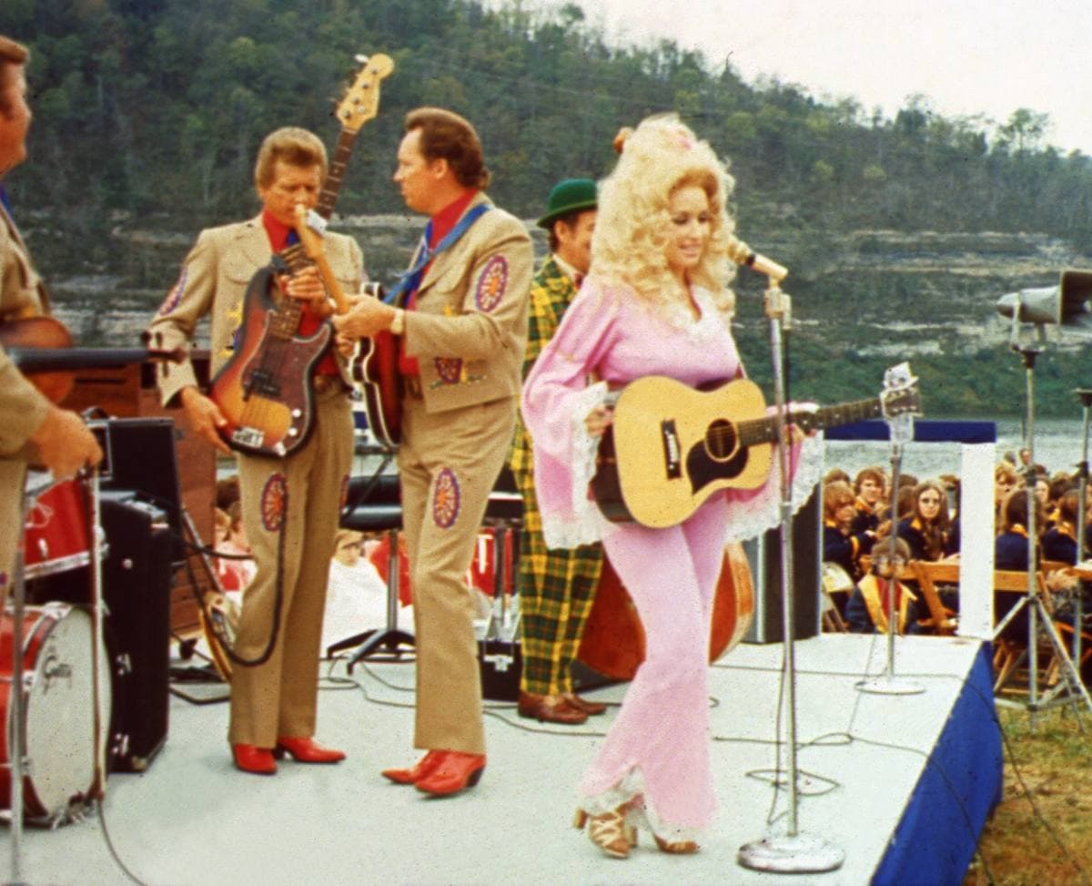 Dolly Parton singing outdoors in 1973