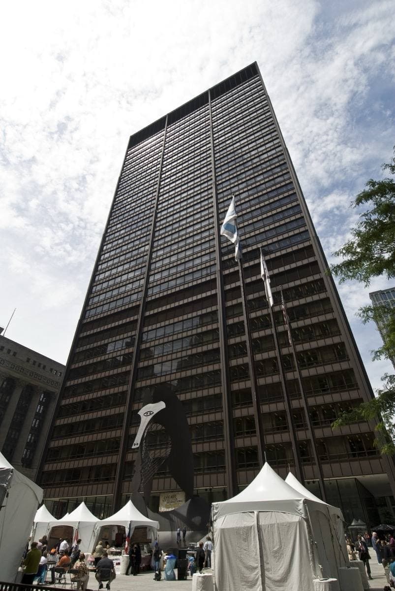 The rust-brown Daley Center tower above its plaza