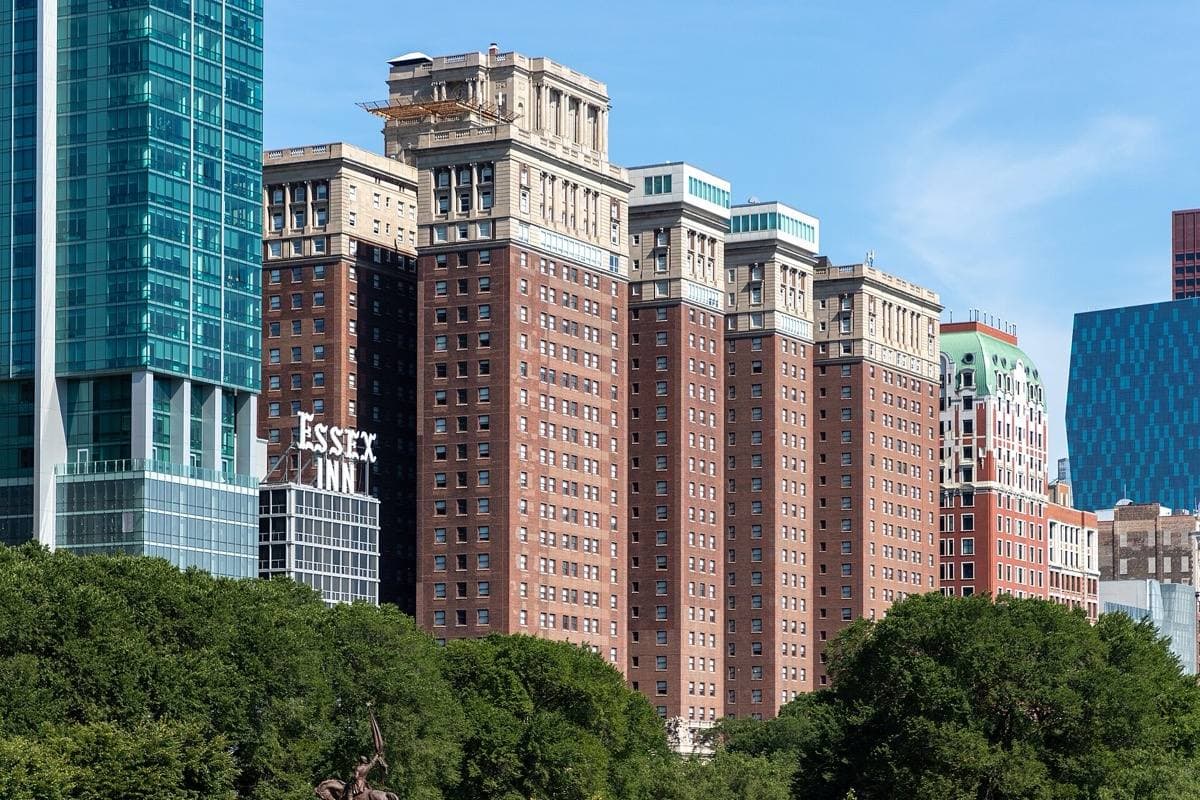 The tall brick Hilton Chicago facing Grant Park