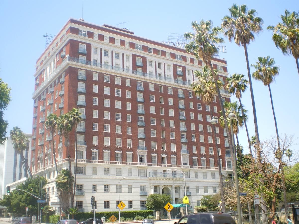 A tall cream-coloured 1920s hotel building on Wilshire Boulevard