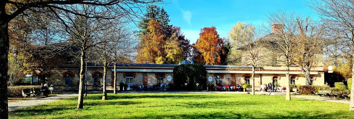 A wide view of railway tracks and platforms at Großhesselohe