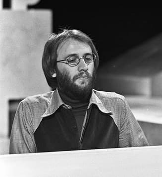 Maurice Gibb in a cap, smiling on a television stage