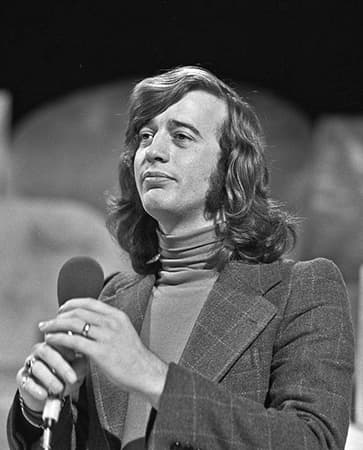 Robin Gibb singing, head tilted, on a television stage