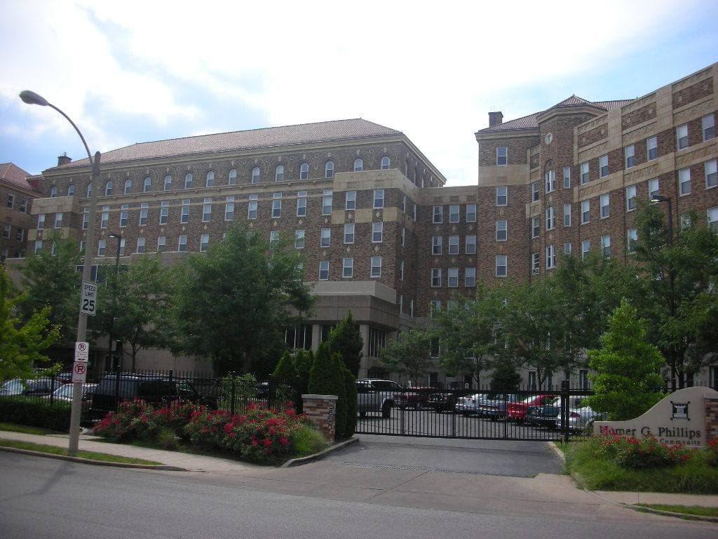 A large brick hospital building in the Ville