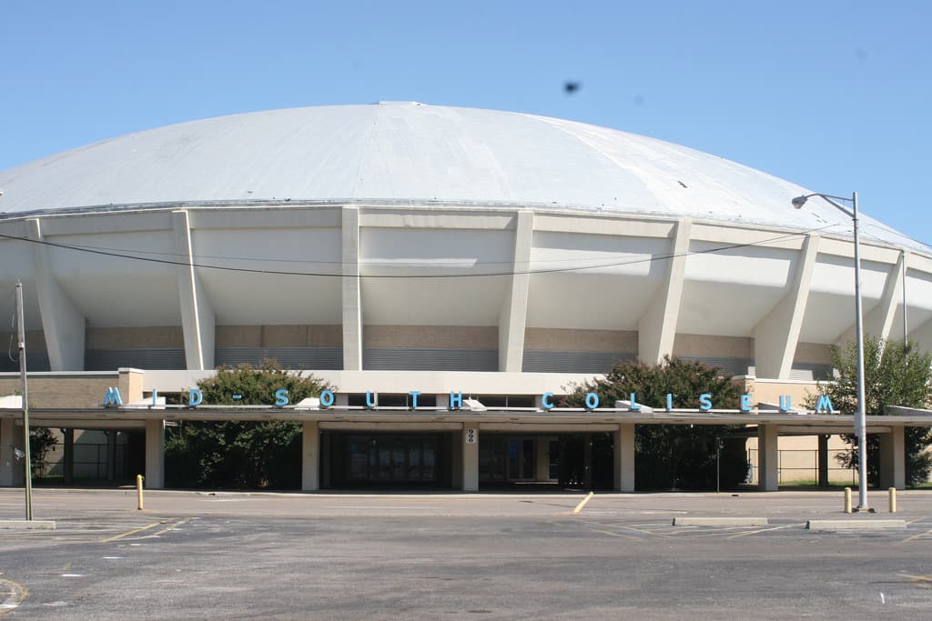 A round modernist arena