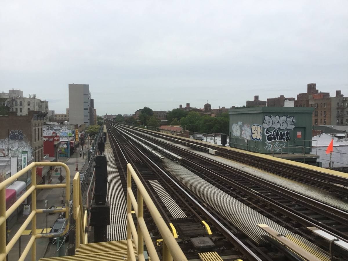 An elevated subway platform over Westchester Avenue in the Bronx