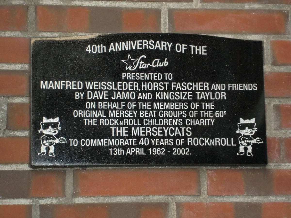 A black commemorative plaque on a wall