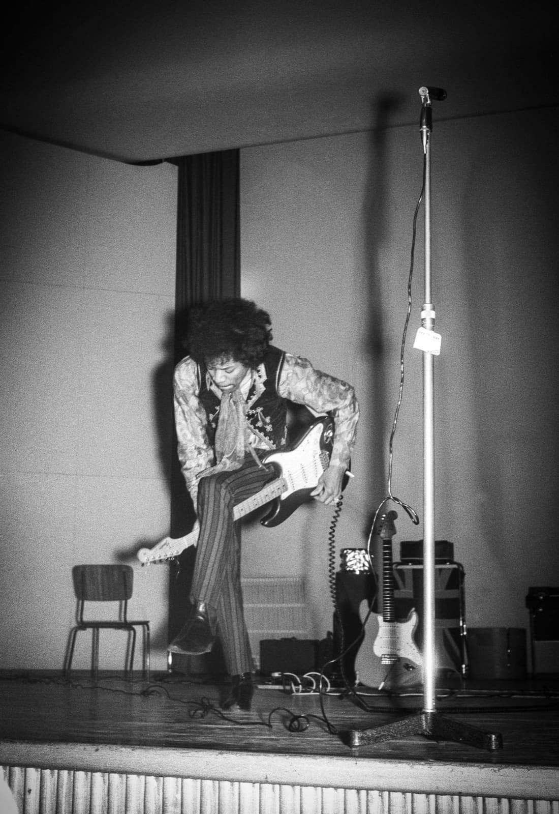 Hendrix talking with Mitch Mitchell and Noel Redding at a table