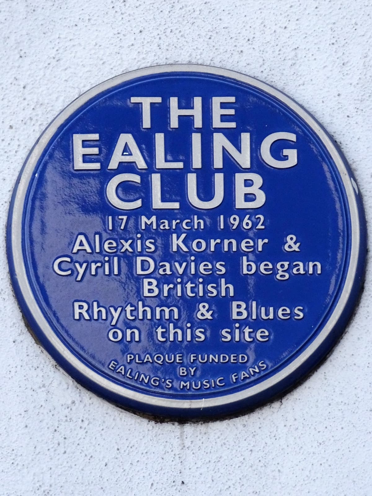 A blue plaque for the Ealing Club on a wall
