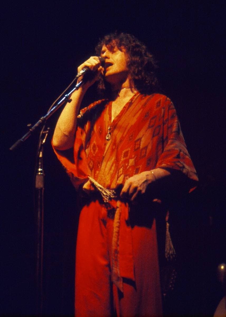 Jon Anderson singing on stage in 1977