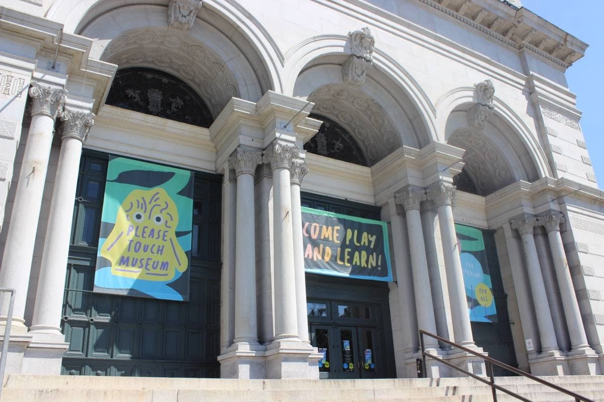 The arched stone front of Memorial Hall with a glass and iron dome above
