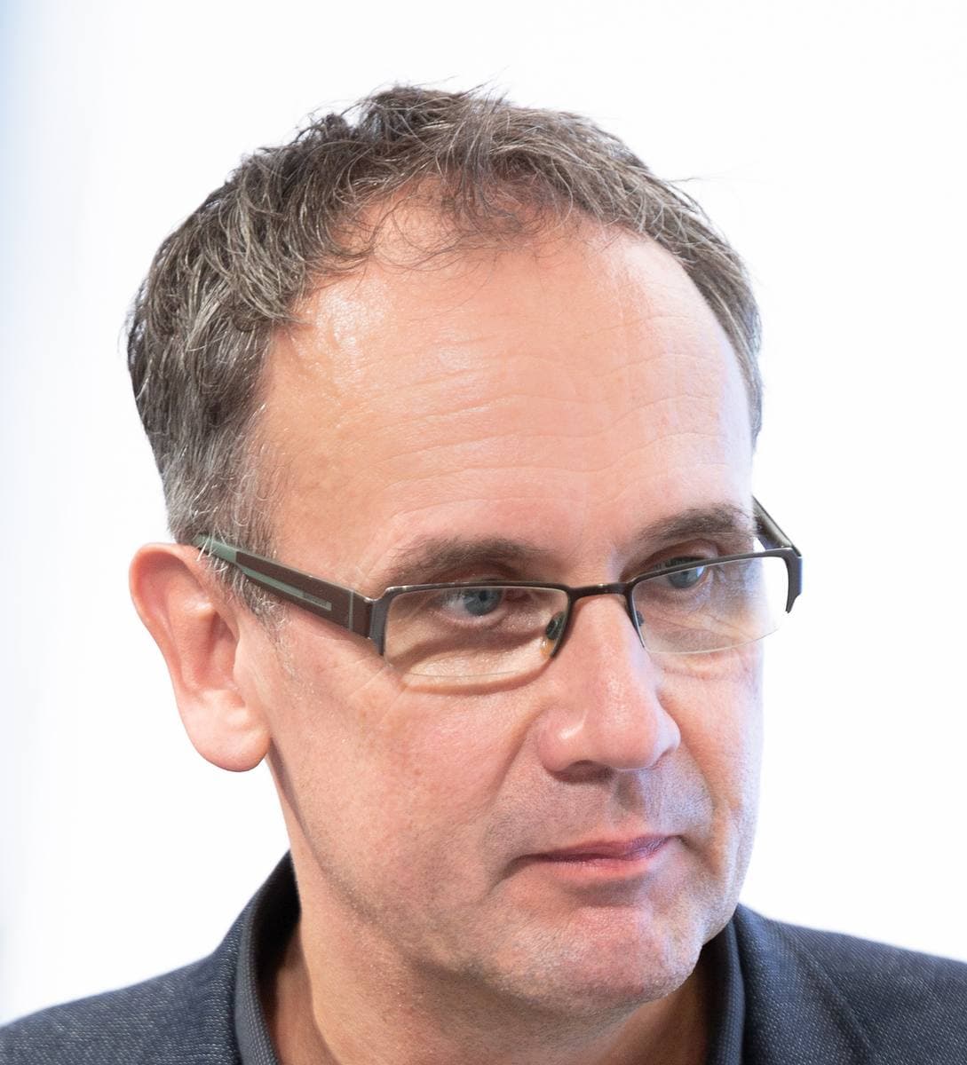 Volker Kutscher in glasses and a dark jacket