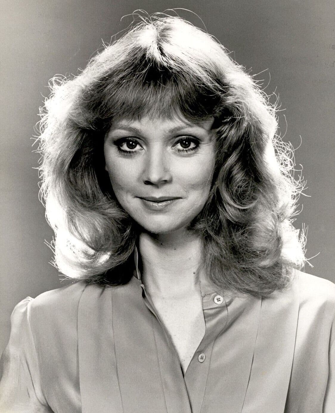 Black-and-white portrait of Shelley Long with feathered hair and a soft smile