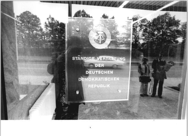 A glass sign reading Ständige Vertretung der Deutschen Demokratischen Republik