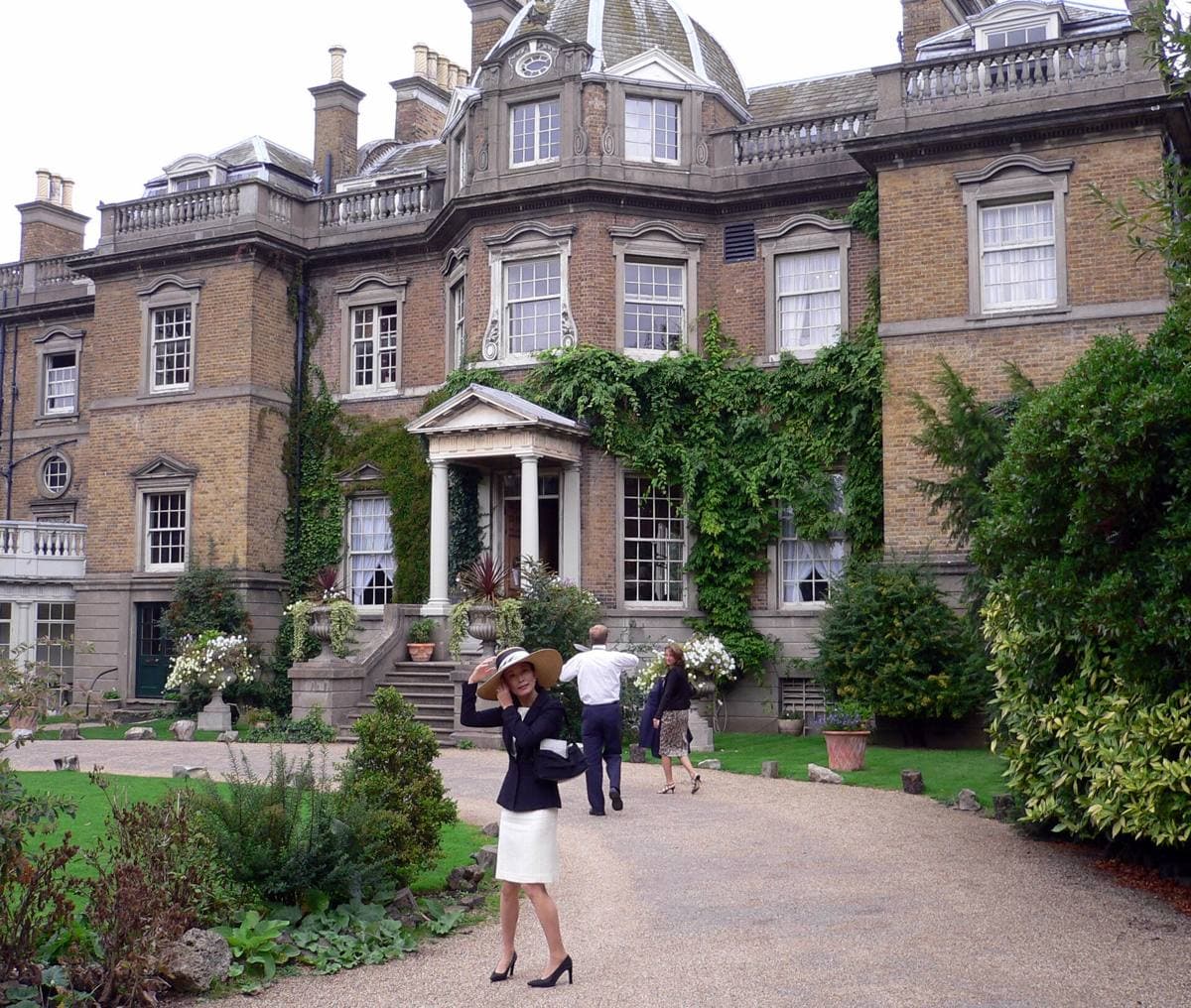 A white Georgian mansion behind a lawn