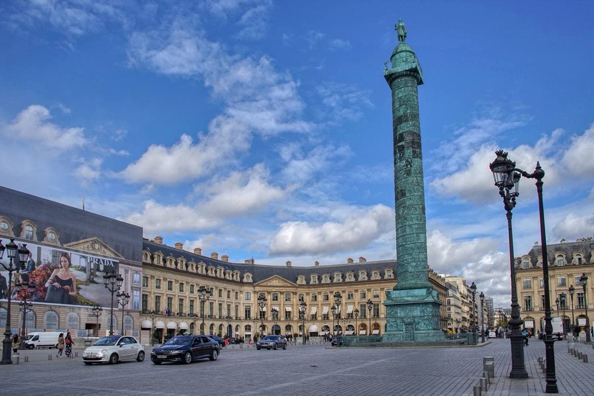 An octagonal square of pale stone façades with a tall bronze column in the middle