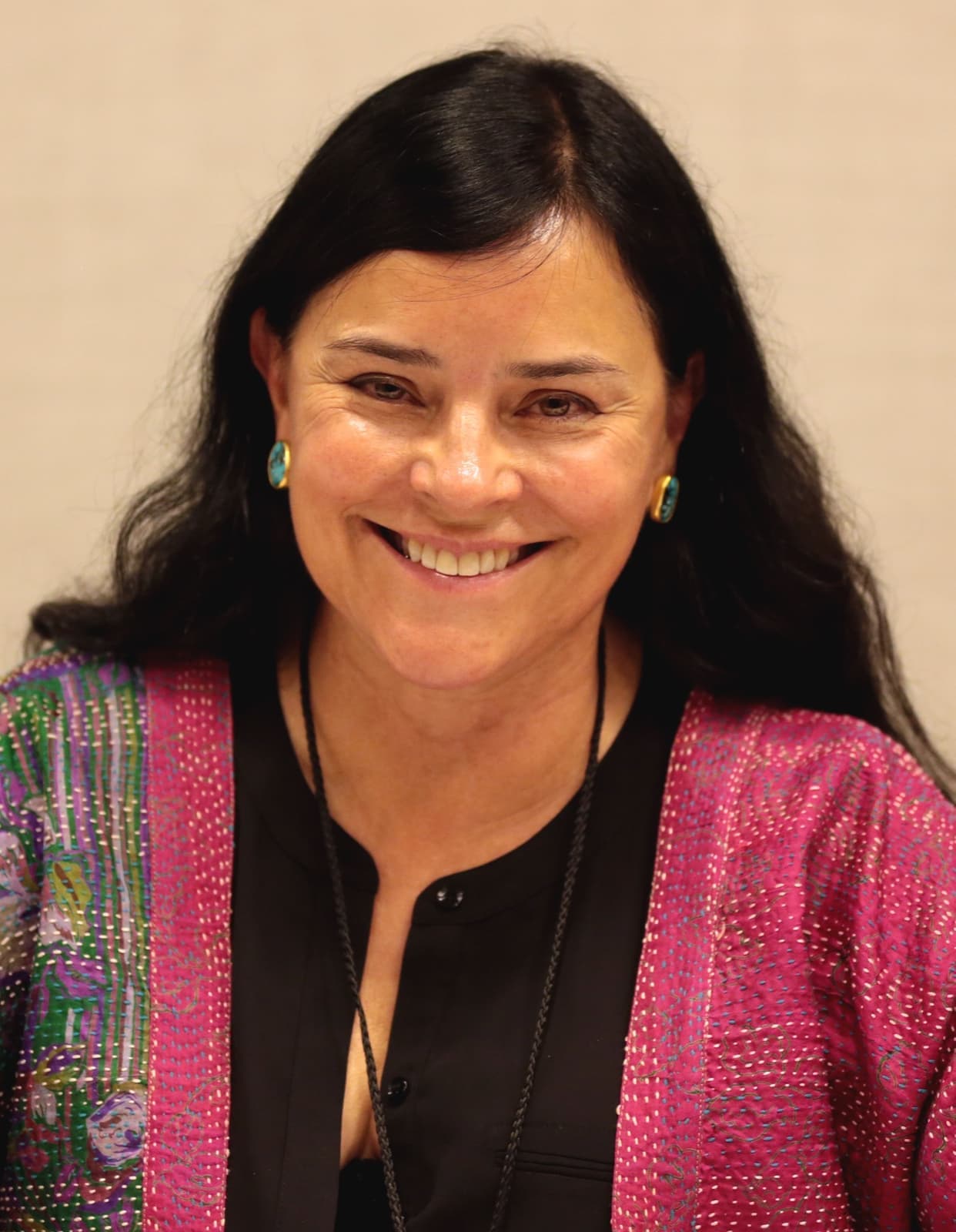 Diana Gabaldon smiling, with long dark hair and a pink jacket