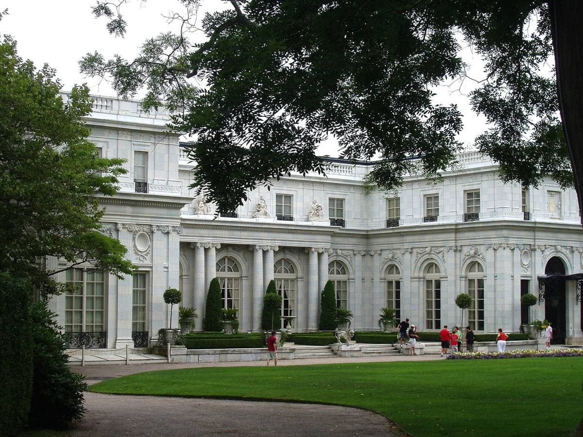 Rosecliff, a white terracotta mansion with arched windows and paired columns