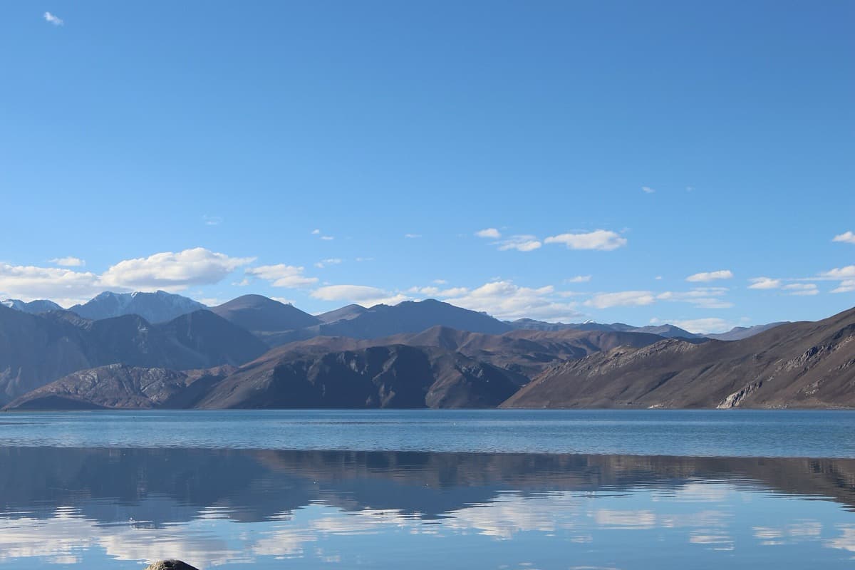 A long blue lake between bare brown mountains