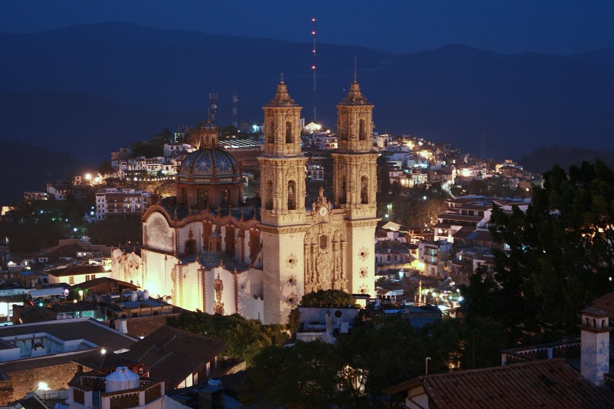 The twin-towered baroque church of Santa Prisca above the rooftops of Taxco.