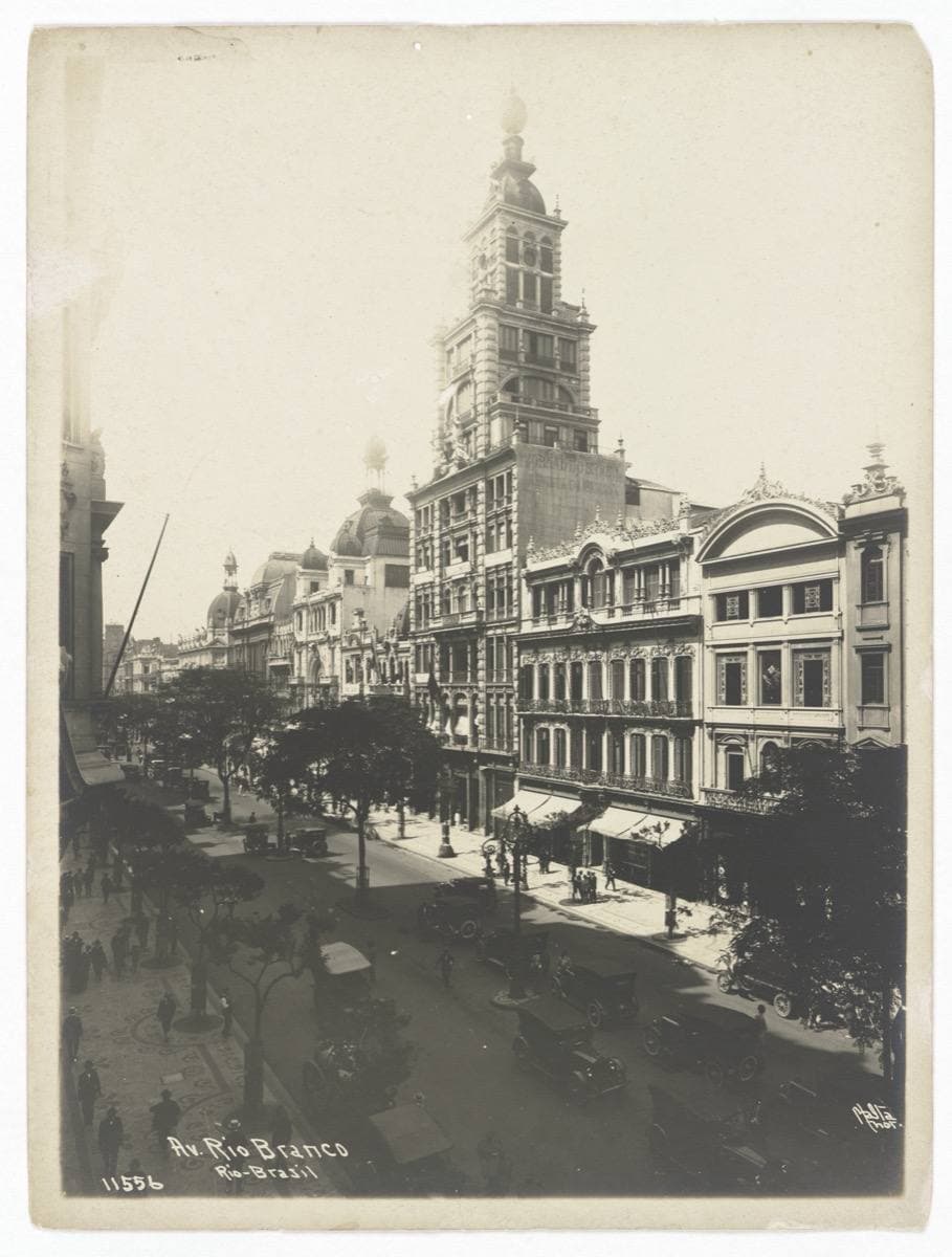 An old black-and-white view of Avenida Rio Branco with a newspaper building