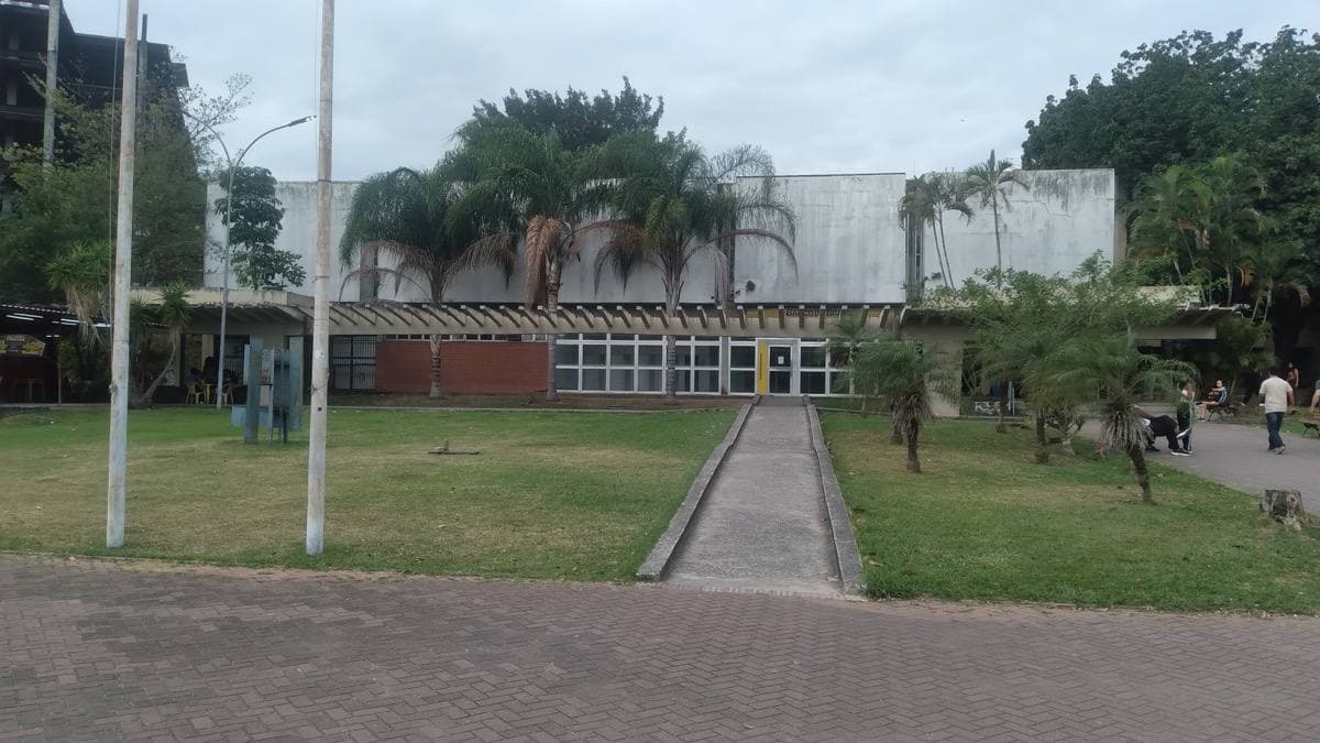 The front of the Faculdade de Letras building at UFRJ