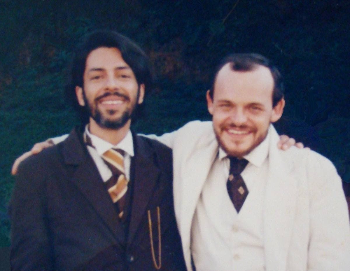 Matheus Nachtergaele and Paulo Leão on a film set, 1996