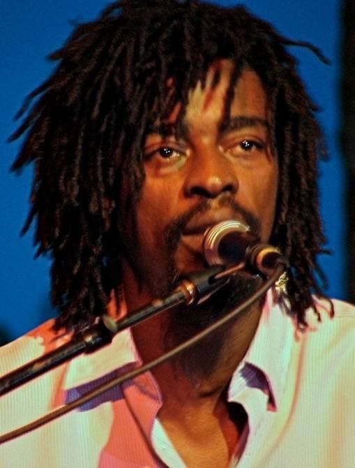 Seu Jorge singing on stage, 2006