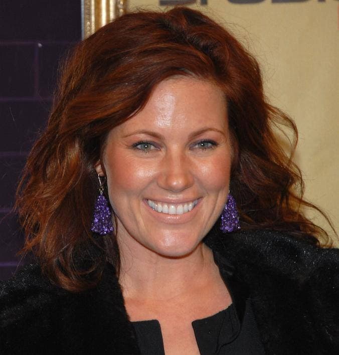 Elisa Donovan smiling with blonde hair