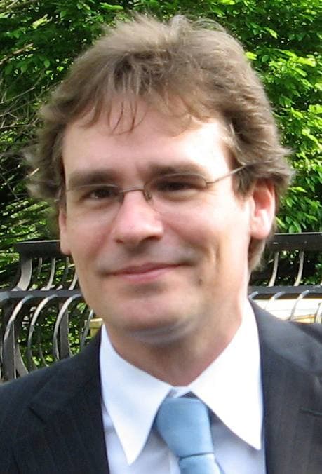 Robert Sean Leonard in glasses and a blue tie, smiling, 2007