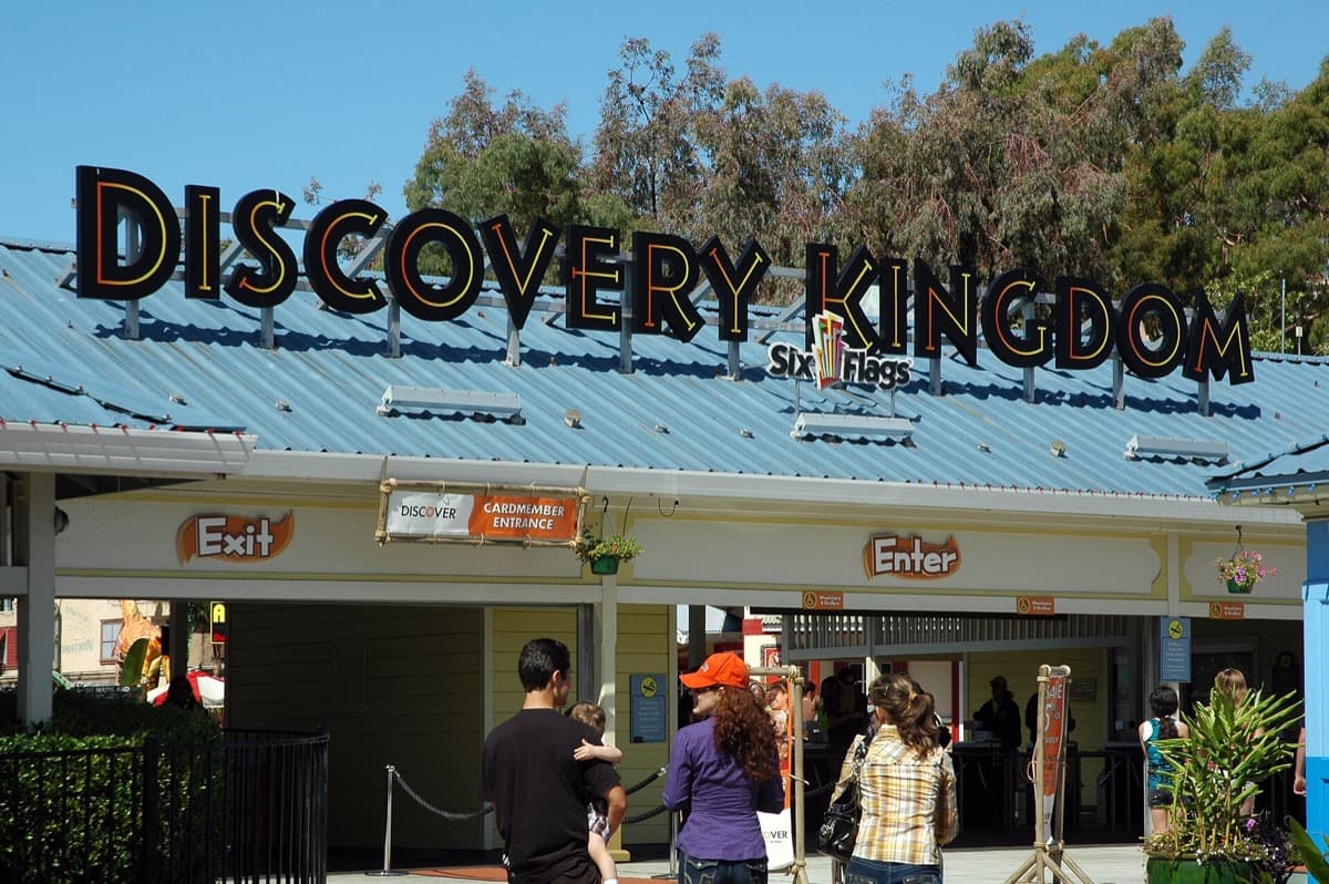 The entrance plaza of a theme park under a blue sky