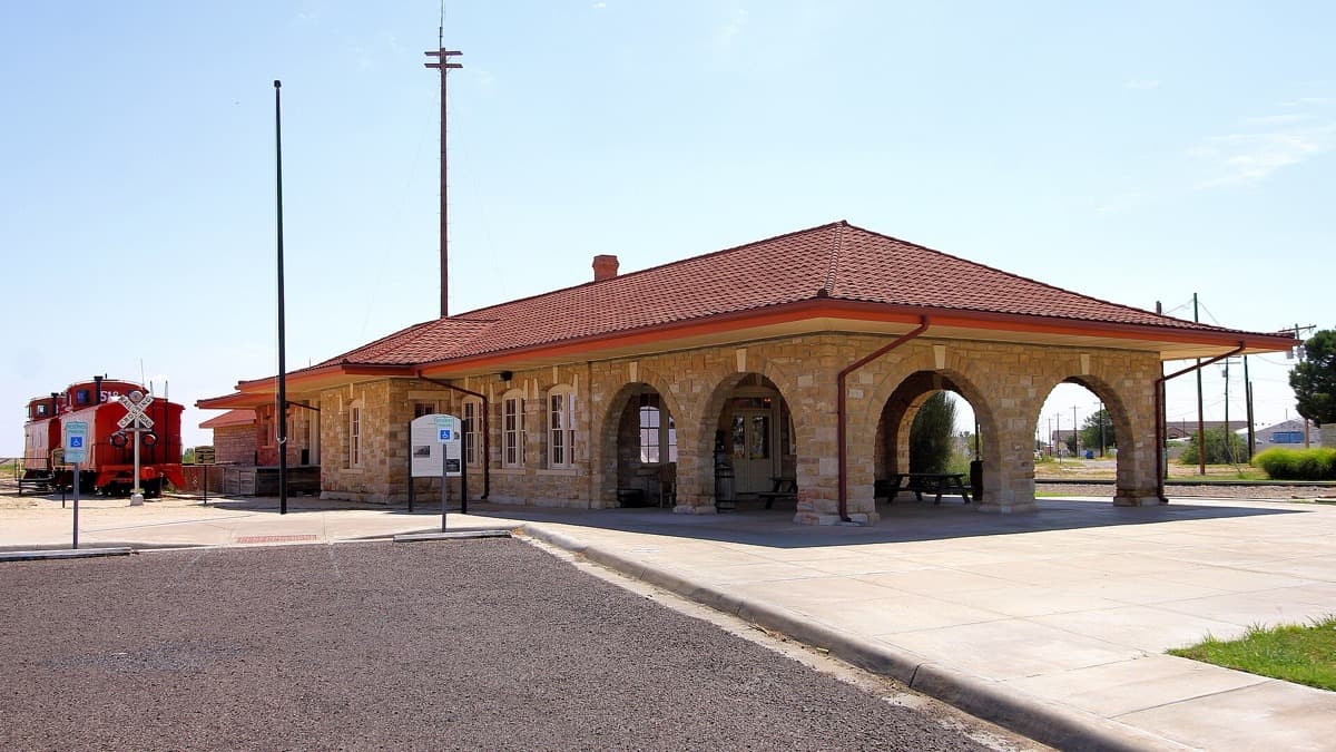 A low stone visitors centre building in Fort Stockton