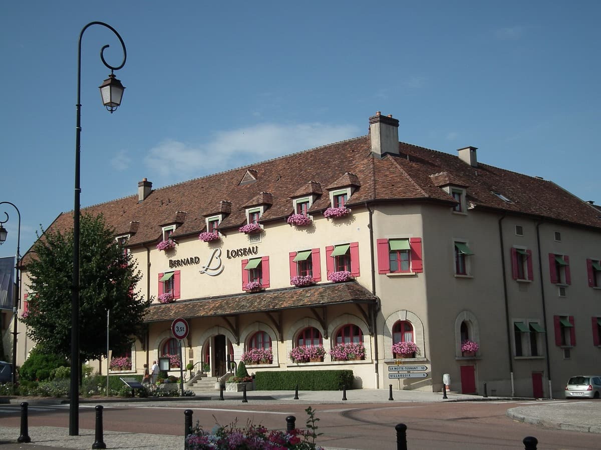 The front of a long, low hotel-restaurant on a quiet street in Saulieu