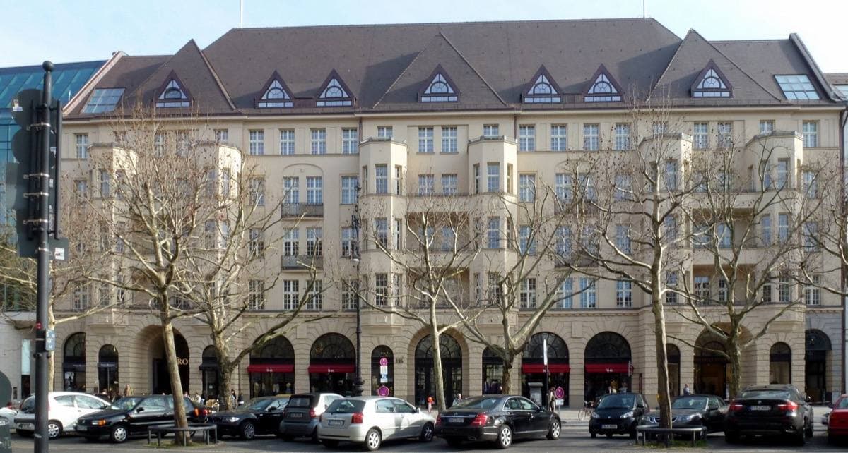 A grand six-storey building with arcades along the Kurfürstendamm
