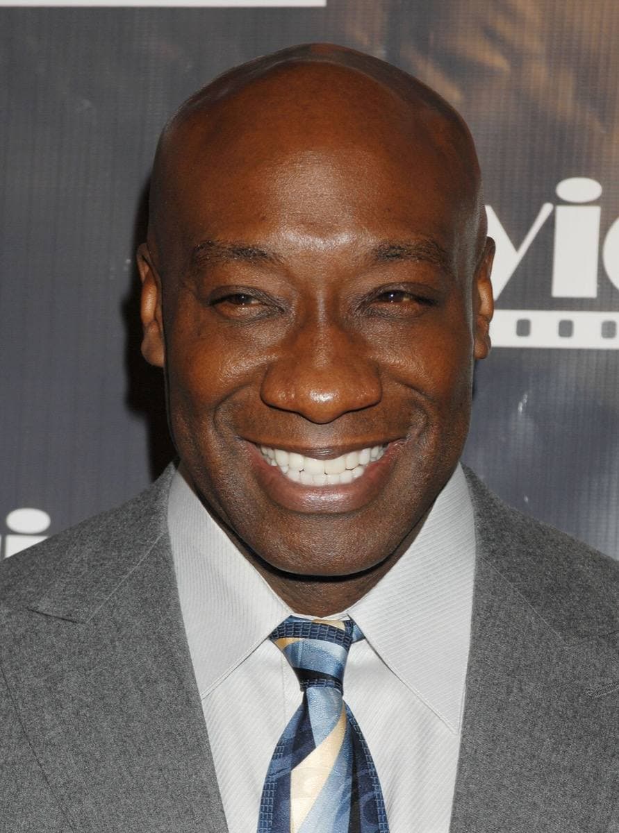 Michael Clarke Duncan smiling in a dark suit, 2009