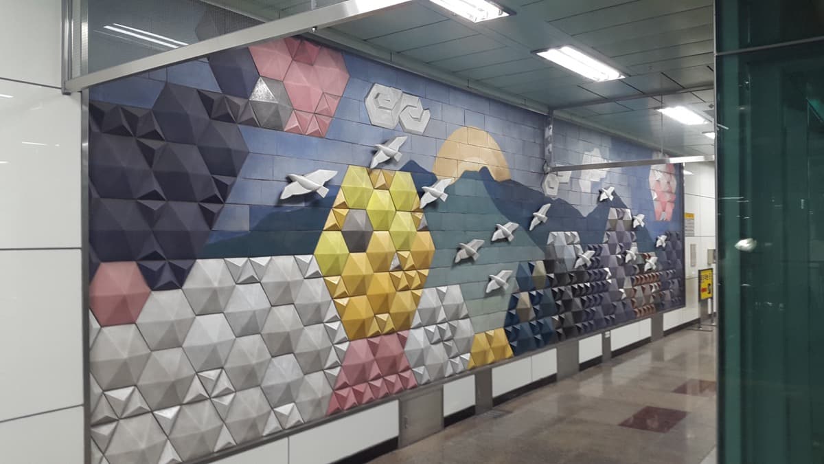 The interior concourse of Dongdaegu Station.