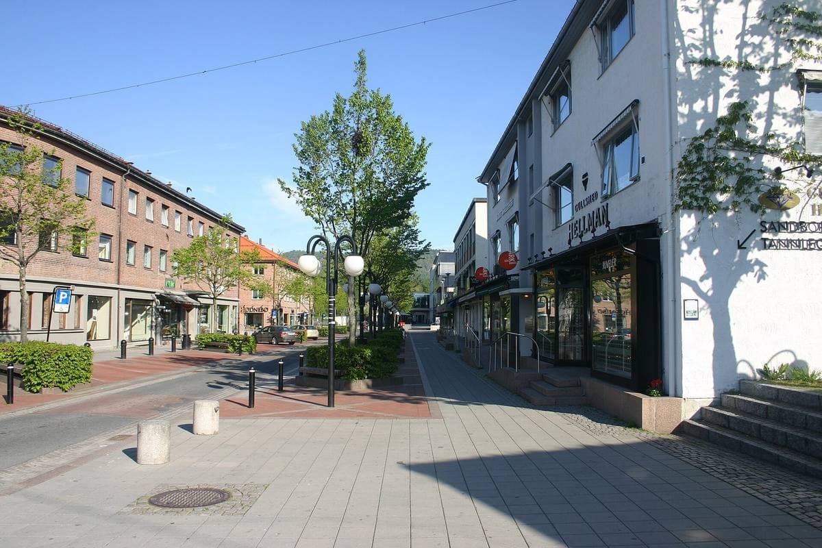A pedestrian shopping street in the centre of Asker