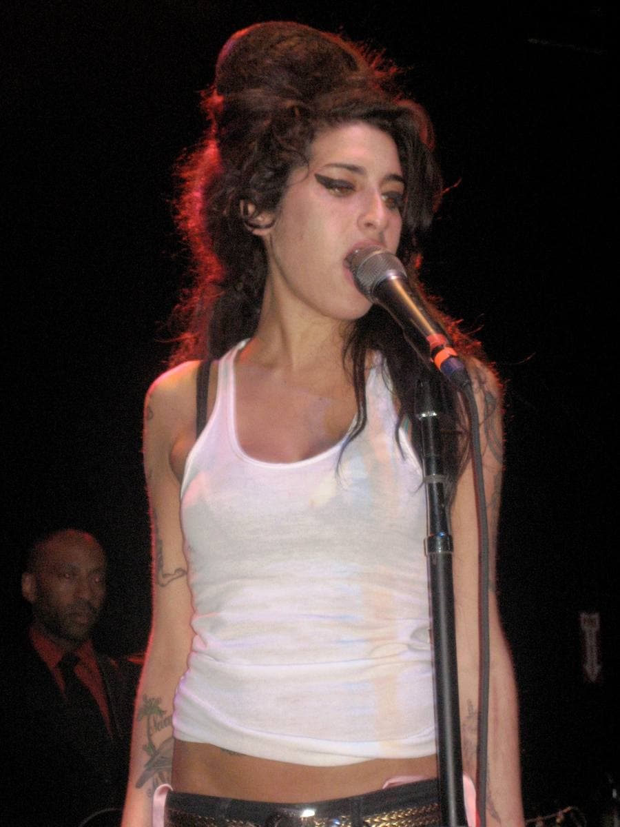 Amy Winehouse on stage in Boston in 2007, beehive up