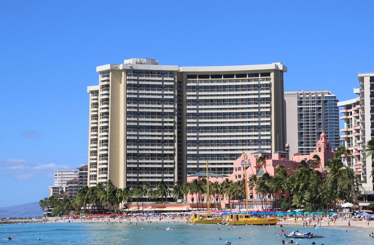 The curved tower of the Sheraton Waikiki behind the beach