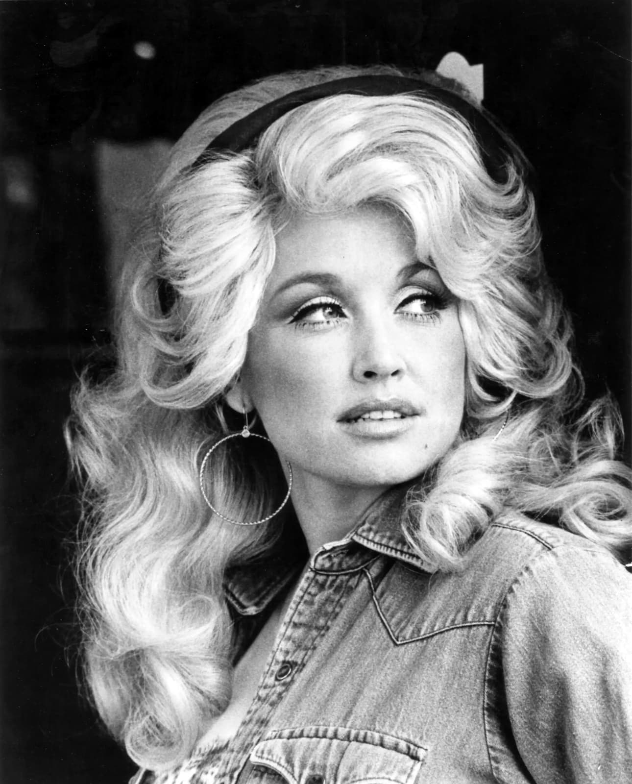 Dolly Parton in a 1977 publicity portrait