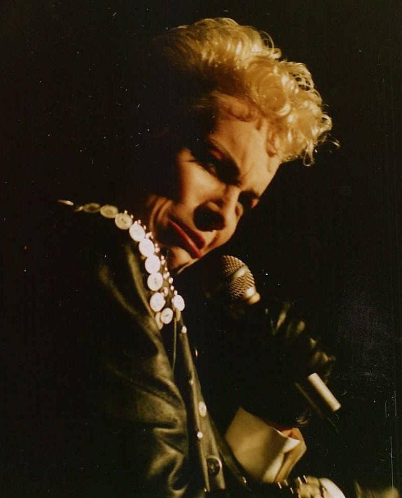 Annie Lennox singing on stage in 1987