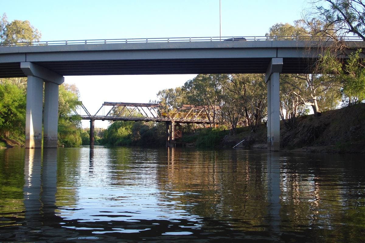 Two bridges over a wide river at Wagga Wagga