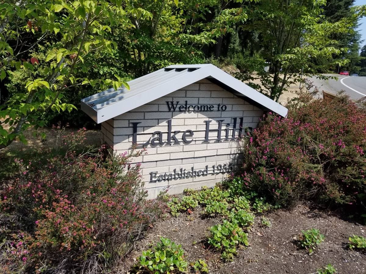 The Lake Hills neighbourhood sign beside a road in Bellevue