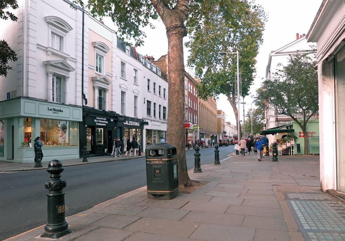 Shops and traffic on the King’s Road in Chelsea