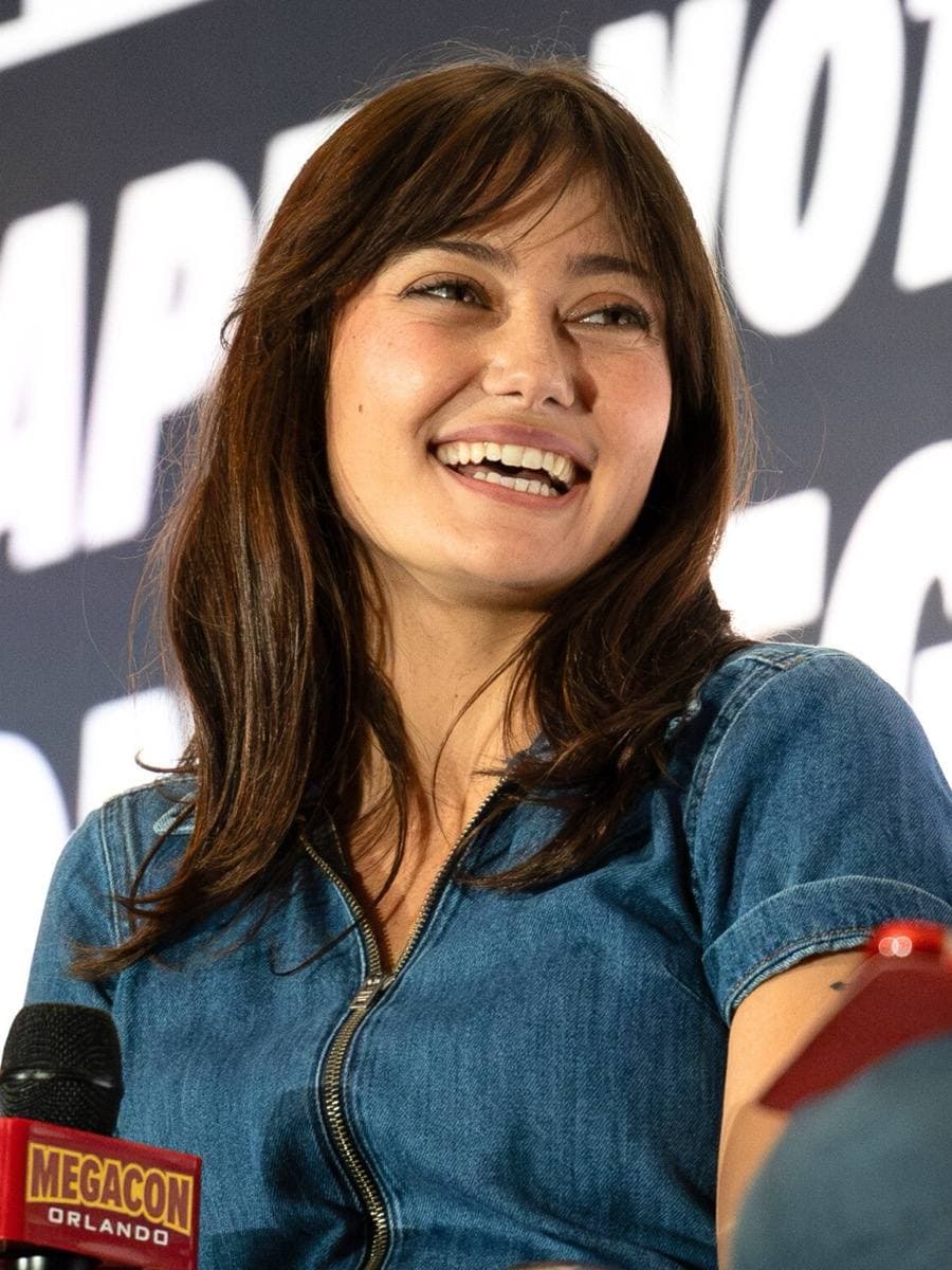Ella Purnell smiling at a fan convention